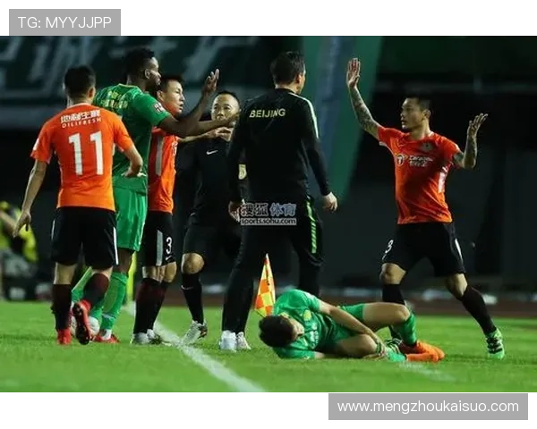 赛场竞争激烈阿门与阿尔瓦拉多冲突后握手言和展现体育精神